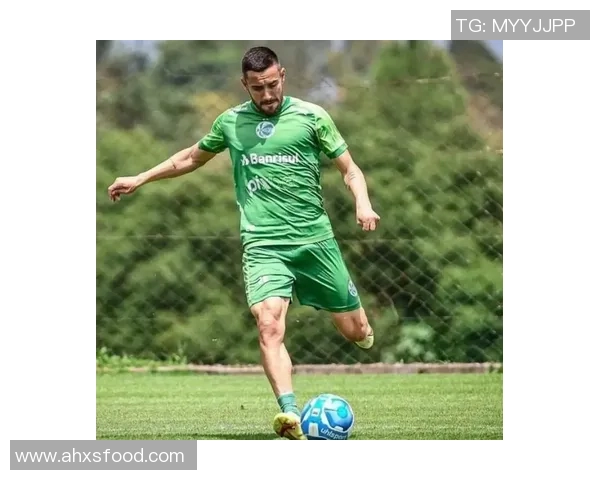 足球球星展现完美腹肌 力量与魅力并存的运动硬汉风采 足球球星展现完美腹肌 力量与魅力并存的运动硬汉风采